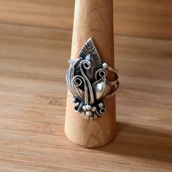 Native Women's Silver Jewelry Squash blossom ring Signed by Artist 1950's - Picture 1 of 8